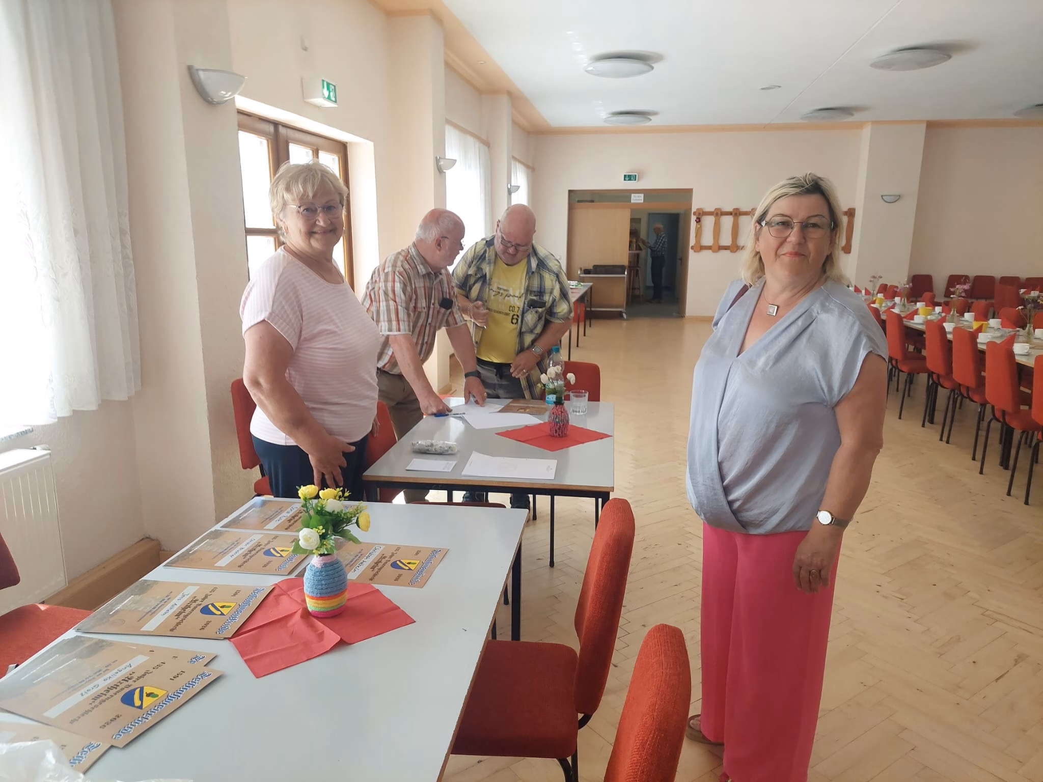 links Christiane Axthelm mit Teilnahme Urkunden